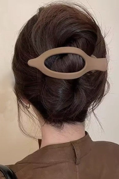 Oval Flat Lay Clip in Off White